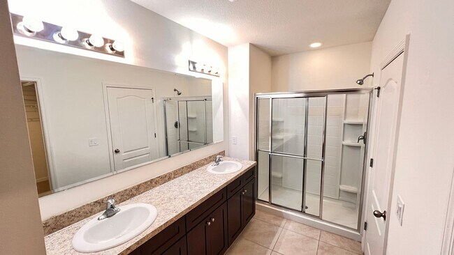 Building Photo - Beautiful 3 Bedroom, 2 Bathroom Home near ...