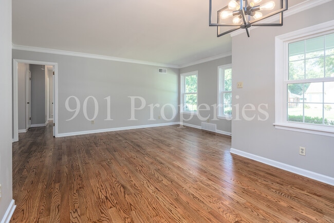 Building Photo - 680 Loeb St