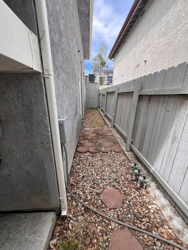 Building Photo - Newbury Park - Three bedroom, bonus room (could be 4th bedroom, 2.5 bathrooms