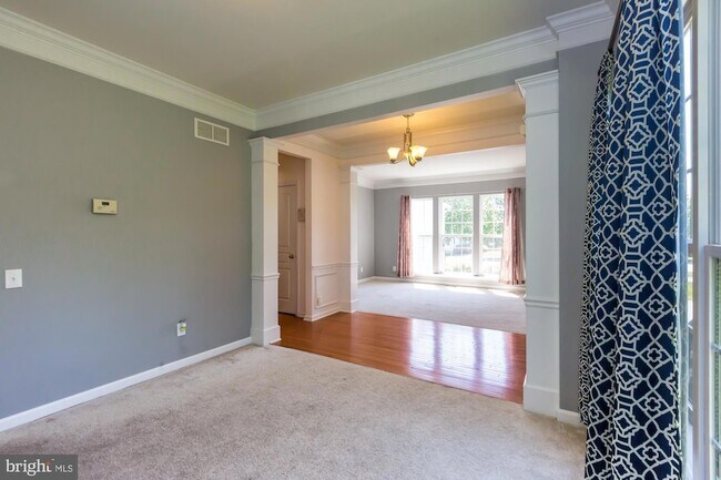 Building Photo - 684 Churchill Rd