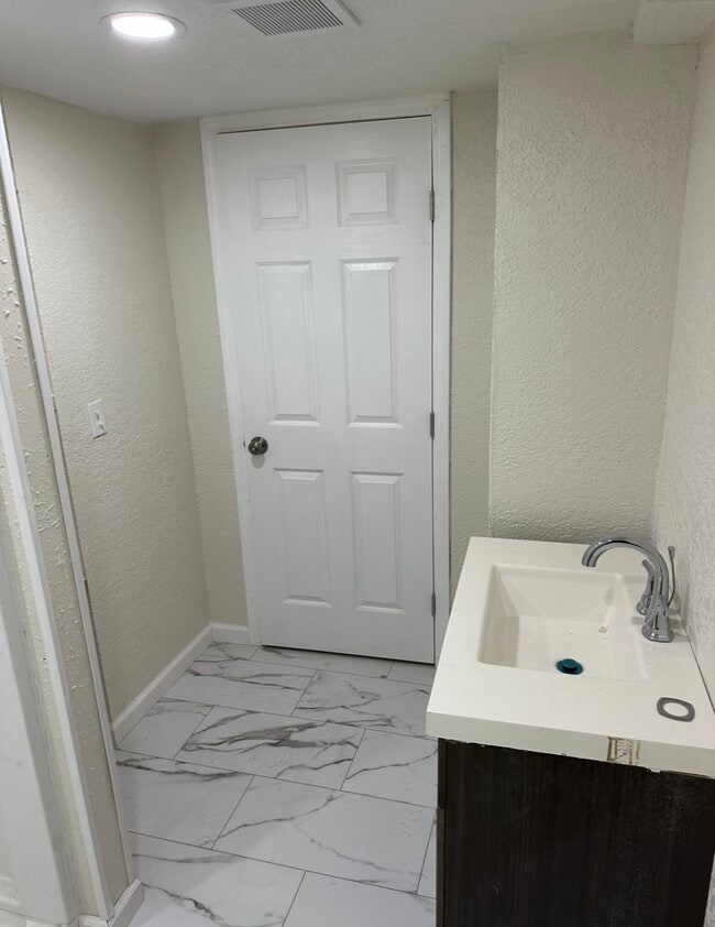 Building Photo - 126 S Willow Ave