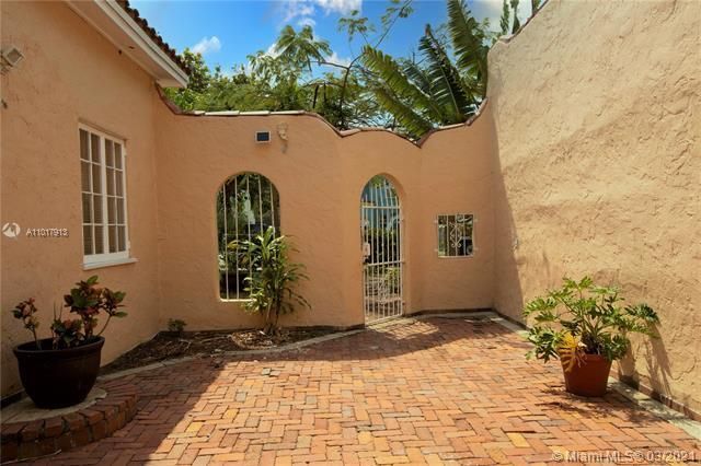 courtyard entrance - 953 32nd St