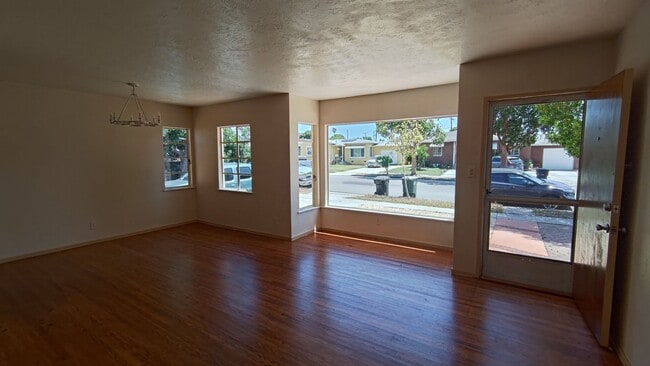 Building Photo - Newly Remodeled 4 Bed 3 Bath in Chula Vist...