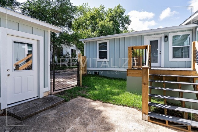 Building Photo - Gorgeous Spring Hill Home!