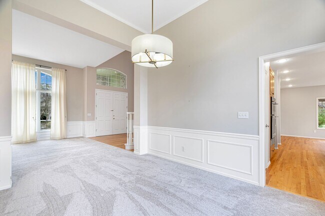 Building Photo - Spacious 5 Bedroom 3 Bath Home w/ 3-Car Garage and New Updates!