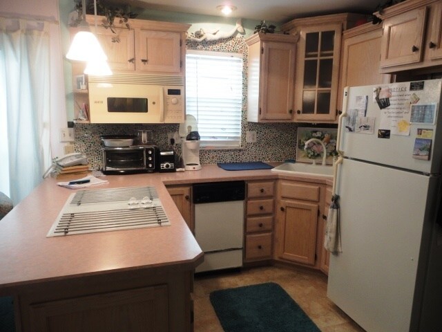 Building Photo - 1BR + Den with Murphy Bed/2BA Single level villa on the Beach!