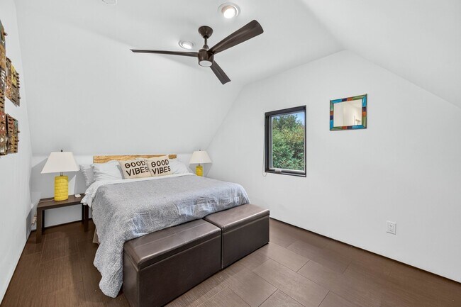 Building Photo - 3625 Woodside Dr