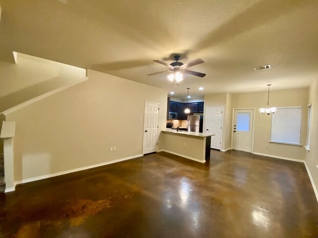 Building Photo - Two Story Townhome in New Braunfels