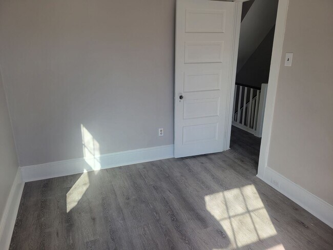 Building Photo - Spacious 4 bedroom House