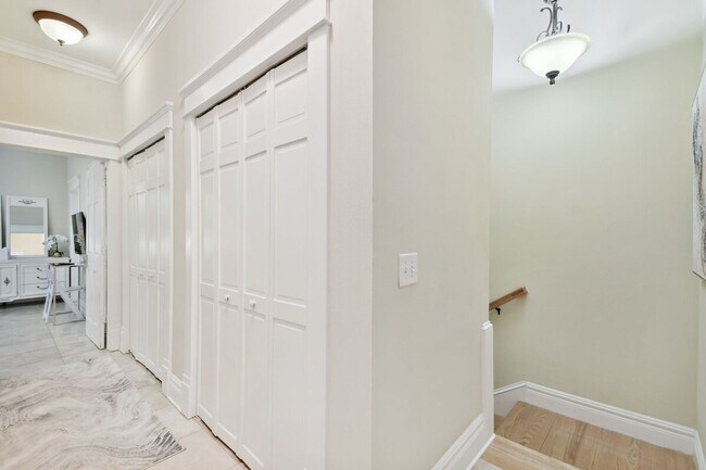 Building Photo - 509 S Willow Ave