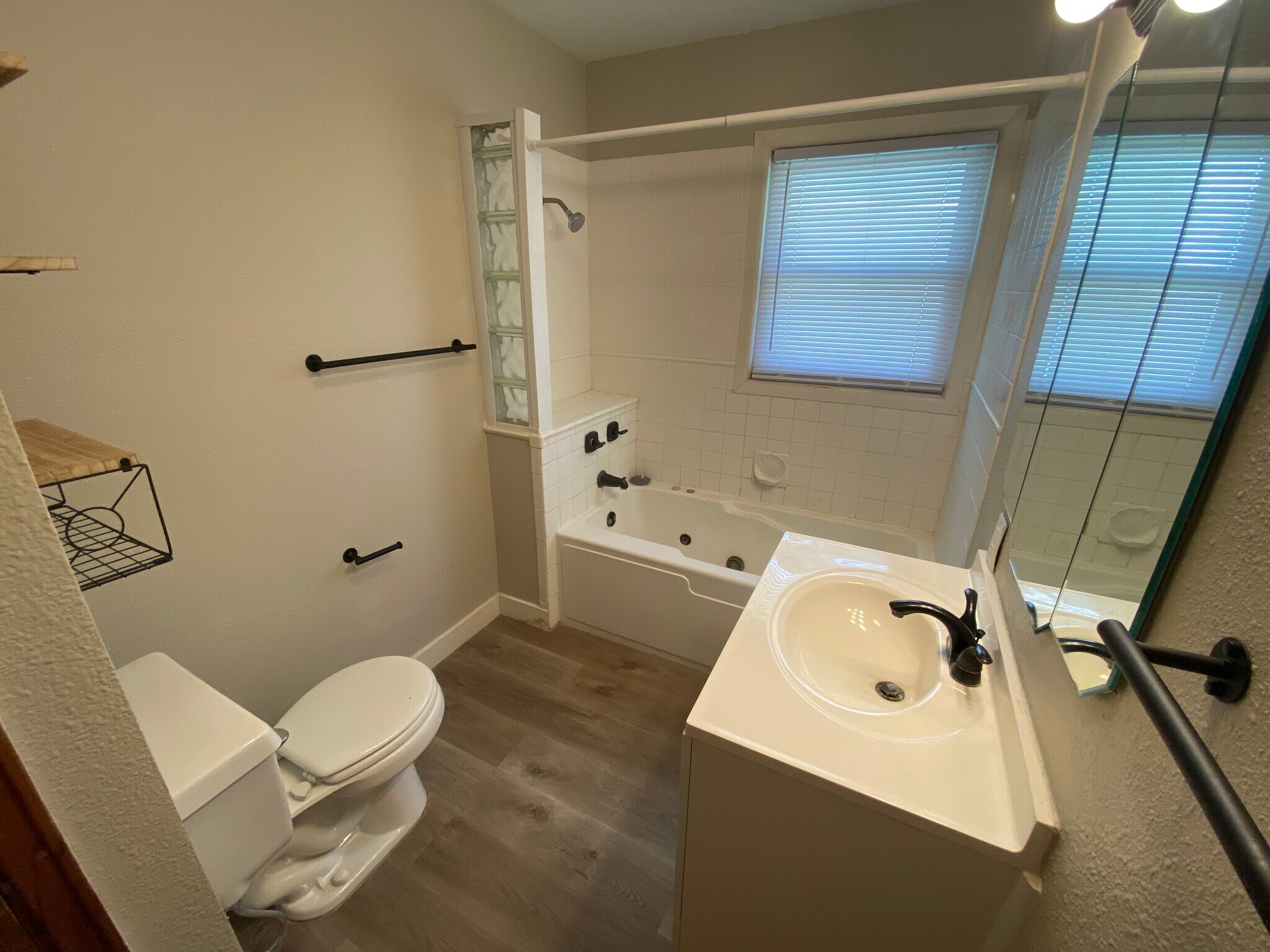 Main bath - 1305 Vine St