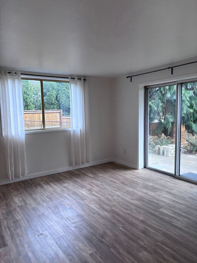 Building Photo - BIR225