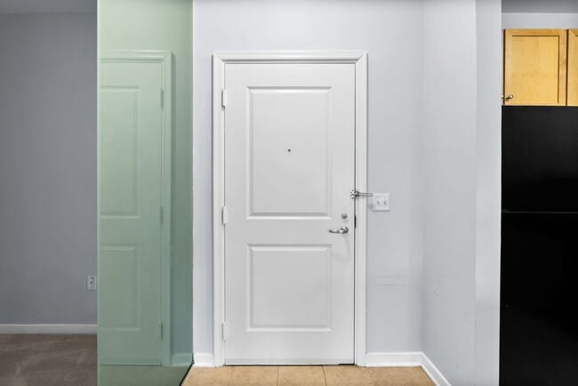 Building Photo - 1 Bed 1 Bath Plus Den - Silver Spring Condo - Garage Parking Space