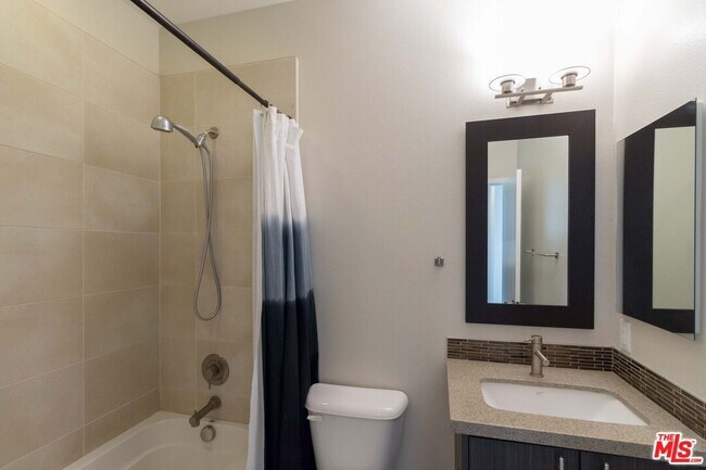 Building Photo - 2753 Waverly Dr