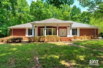 Building Photo - Amazing 4 Bedroom, 3 Bath Home With 2 Kitchens!