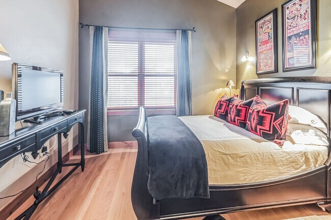 Building Photo - Downtown Frisco! Tons of space, amazing lo...