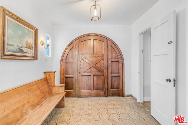 Building Photo - 1530 Valley View Rd