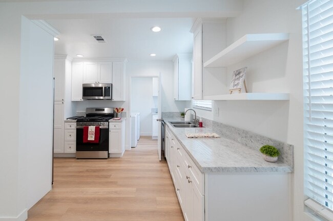Building Photo - Charming 3 Bedrooms 2 Bathrooms Home $4,00...