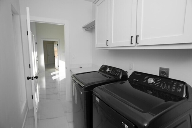 Building Photo - Spacious 4BR House in Mission