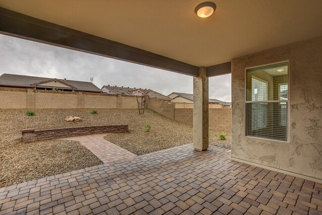 Building Photo - Beautiful custom home in The Dells!