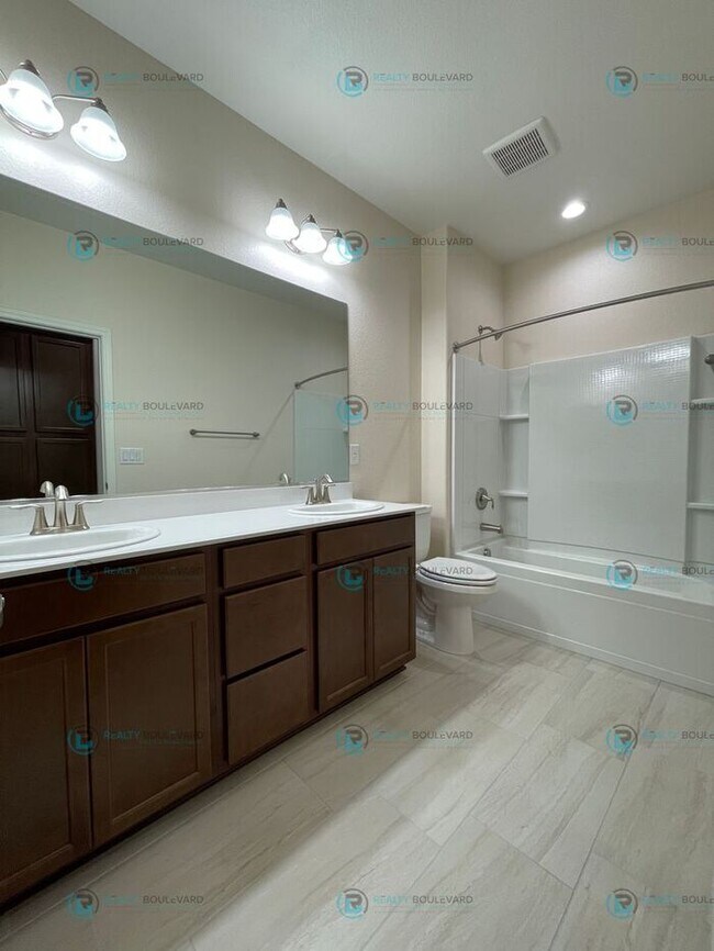 Building Photo - Half month FREE!!! Luxury and Convenience: Fully Equipped 3-Bedroom 2.5 Bathroom 2 car garage Con...