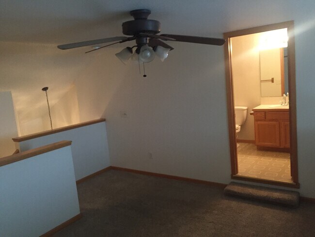 Building Photo - Beautiful 2 Bedroom + Loft Townhome in Lov...