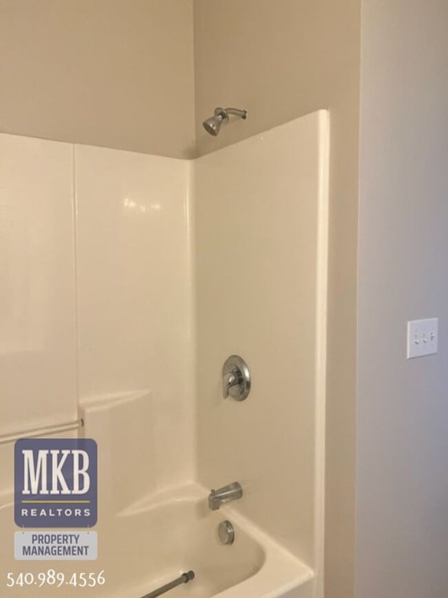 Building Photo - Spacious 3 Bedroom/ 2.5 Bath Home