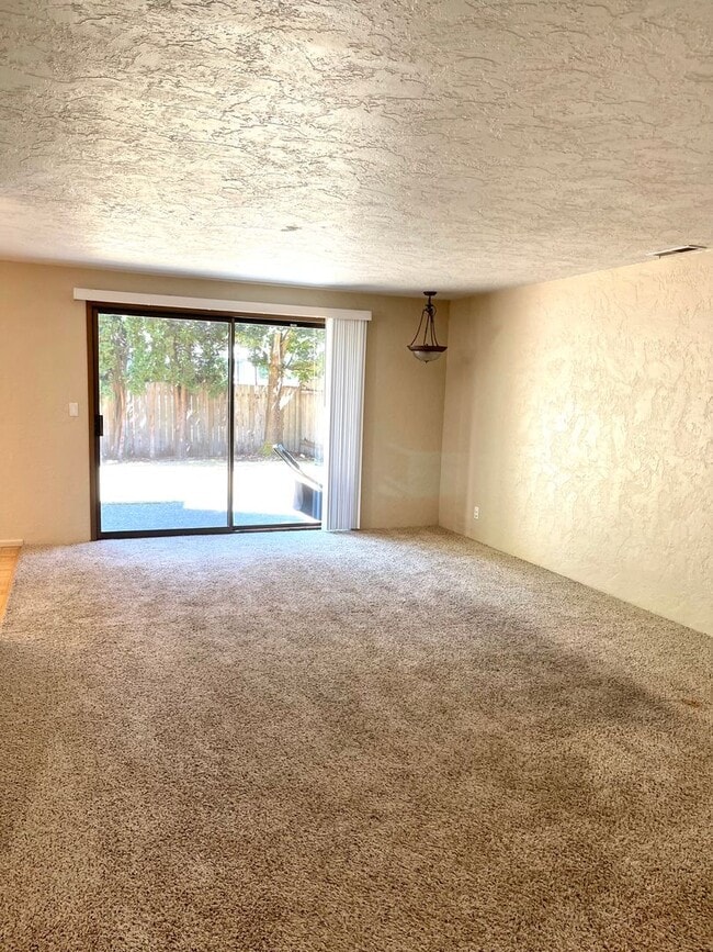 Building Photo - Large Unit! 2-Car Garage Parking! Don't Miss This One!