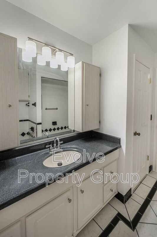 Building Photo - 724 Forest Glen Ct