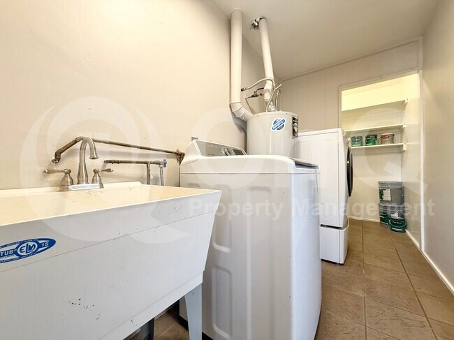 Building Photo - 2127 W San Miguel Ave
