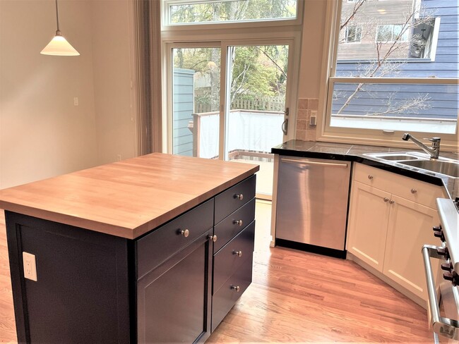 Building Photo - NW townhouse with double Master Suites, pa...