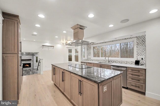 Building Photo - 24 Lipscomb Ct