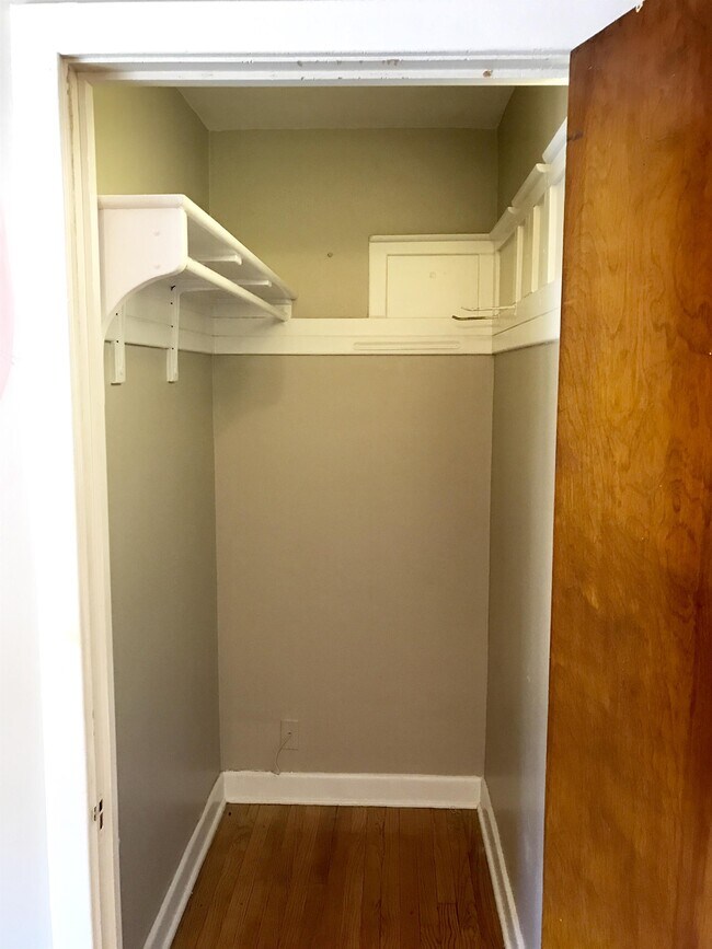 Building Photo - 114 N Spring St