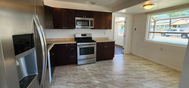 Building Photo - $500 Move in Special!! Spacious 3bdr house near College Grove!
