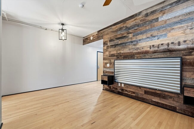 Building Photo - 1 Month Free! Modern + Spacious Pearl District Condo Including 24/7 Security +1  Secured Parking ...