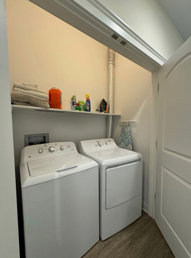 Building Photo - 1750 W North Ave