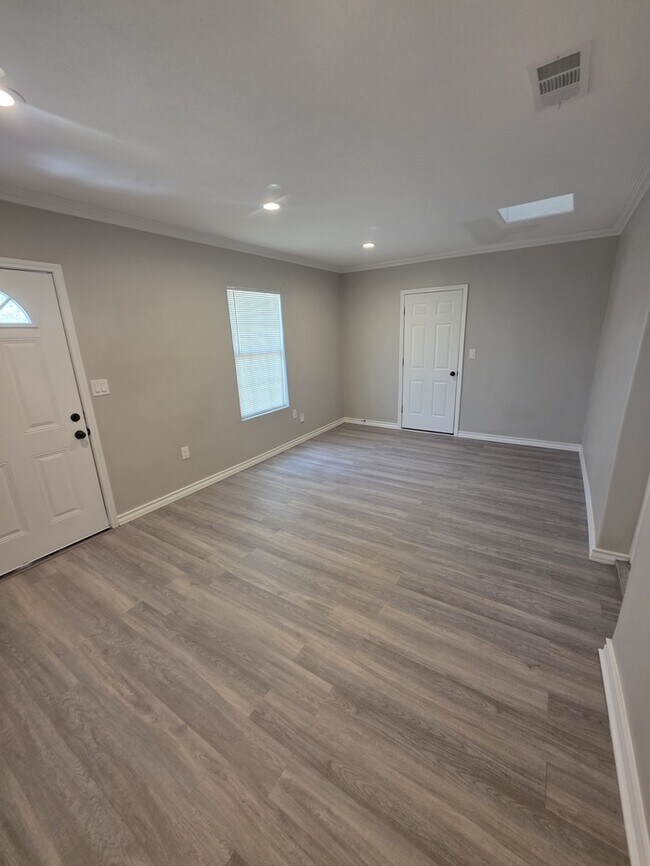 Building Photo - 3 bed 1 bath remodeled home, move in ready!