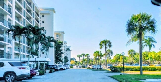 Building Photo - 3100 N Palm Aire Dr