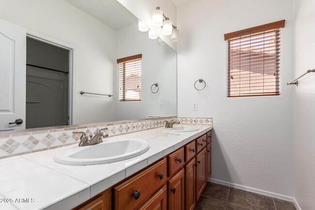 Building Photo - 15668 W Meadowbrook Ave