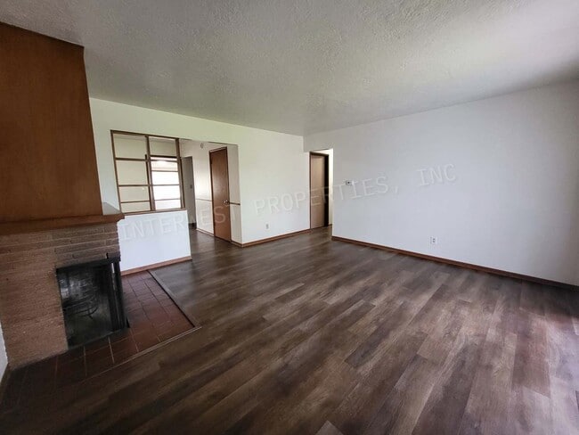 Building Photo - 3 Bd 1.5 ba Ranch Style Home in NE PDX With Washer/Dryer Hook-ups, Fenced Backyard & 2 Car Garage!