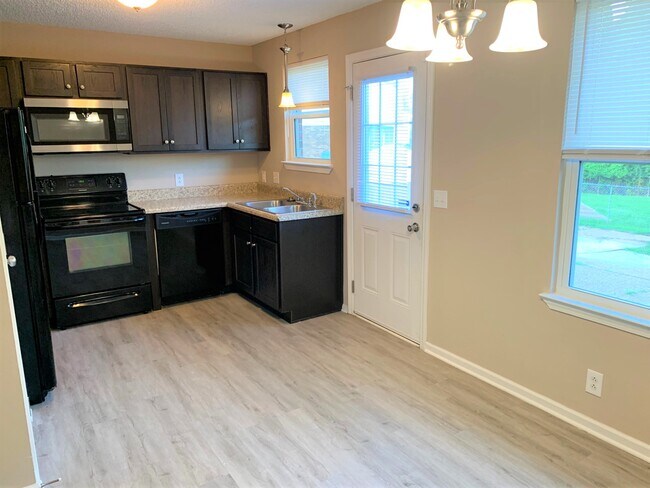 Kitchen - 137 Colemont Dr