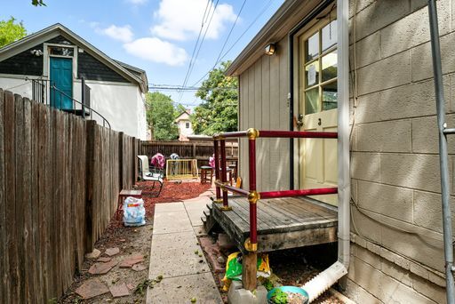 Building Photo - Walk to Cheeseman from this Large 1 Bed 1 ...