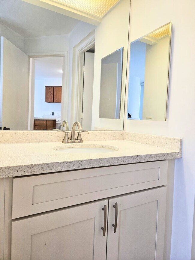 Building Photo - Ala Moana Hale Kaheka 1 Bedroom 1 Bathroom...