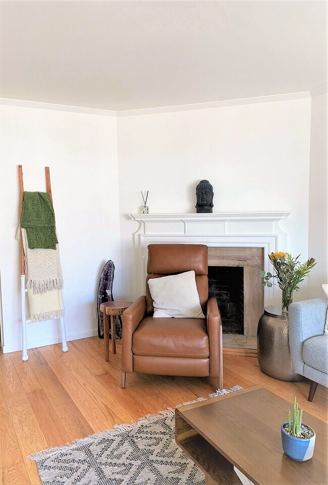 Living room 2 - 527 29th Ave