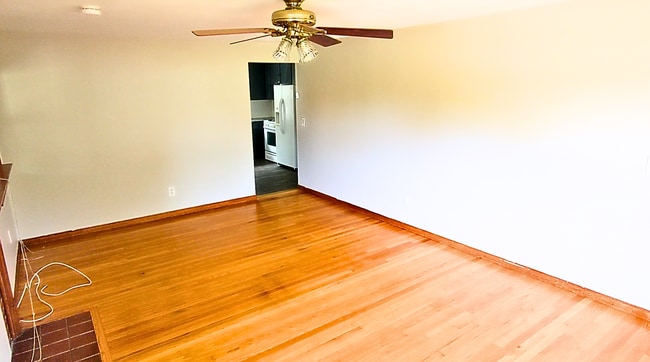 Building Photo - 4-Bedroom Ranch Next To Western New Englan...