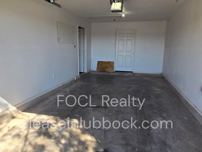 Building Photo - 2 bedroom, 2 bath, 1 car garage