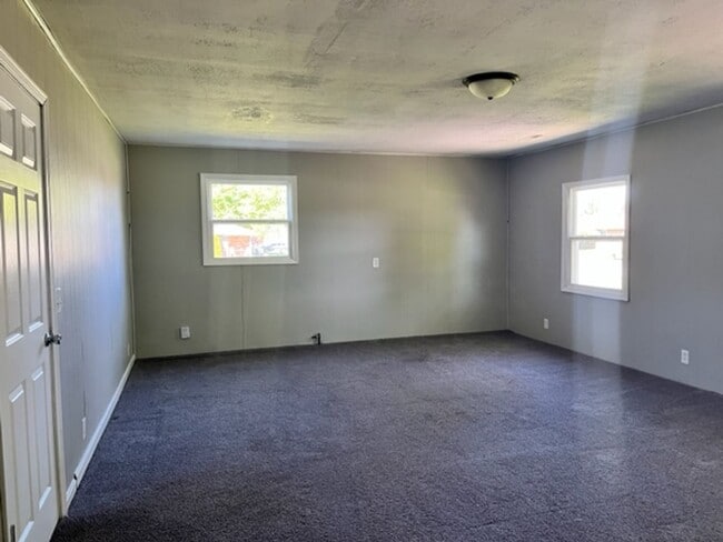 Building Photo - Beautiful Southside Country Home with Large Yard