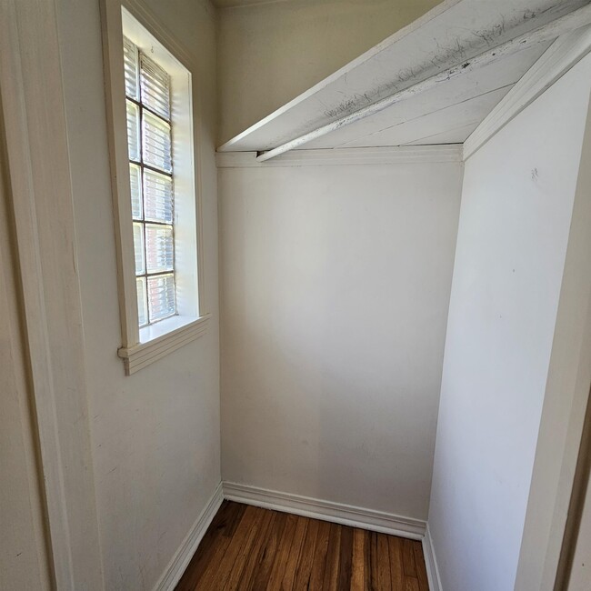 Building Photo - 124 S Franklin Blvd