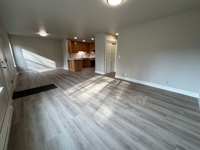 Building Photo - 112 Elm St