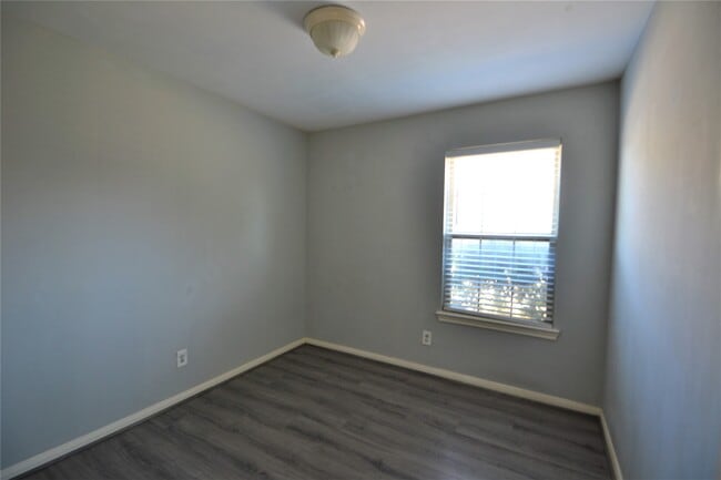 Building Photo - 304 Dell Ct